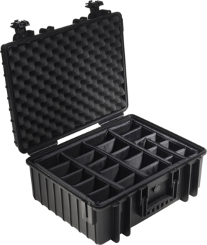 BW OUTDOOR CASES TYPE 6000 / BLACK (DIVIDER SYSTEM) on musta kovakuorinen kotelo, jossa on avoin kansi, vaahtomuovipehmuste sisäpuolella ja useita säädettäviä lokeroita turvalliseen säilytykseen tai järjestämiseen.
