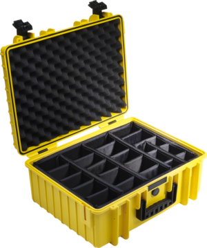 BW OUTDOOR CASES TYPE 6000 / KELTAINEN (DIVIDER SYSTEM) -laukussa on kova kuori, avoin kansi, jossa on vaahtomuovipehmuste ja useita mustia pehmustettuja lokeroita organisoitua säilytystä varten.