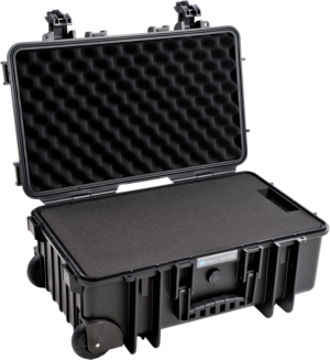BW OUTDOOR CASES TYYPPI 6600 / MUSTA (PRE-CUT FOAM) on suuri kovakuorinen, pyörillä ja kahvalla varustettu kotelo, joka on avattu niin, että kannen ja pohjan vaahtomuovipehmusteet paljastuvat laitteiden suojaamiseksi.