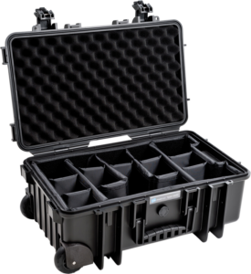 BW OUTDOOR CASES TYPE 6600 / BLACK (DIVIDER SYSTEM) on musta kovakuorinen rullalaukku, jossa on vaahtomuovi kannessa ja säädettävät pehmustetut lokerot ja joka on suunniteltu laitteiden turvalliseen säilytykseen ja kuljetukseen.