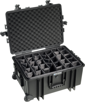 800q-01_112305 BW OUTDOOR CASES TYPE 6800 / BLACK (DIVIDER SYSTEM) on suuri, musta kova kotelo, jossa on vaahtomuovilla vuorattu kansi ja useita pehmustettuja väliseiniä sisällä, ihanteellinen varusteiden turvalliseen säilytykseen ja kuljetukseen.
