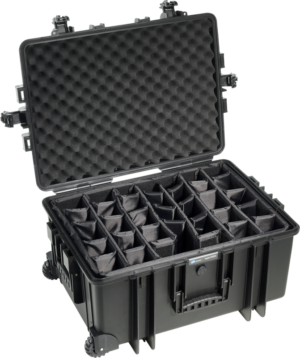 800q-01_112305 BW OUTDOOR CASES TYPE 6800 / BLACK (DIVIDER SYSTEM) on suuri, musta kova kotelo, jossa on vaahtomuovilla vuorattu kansi ja useita pehmustettuja väliseiniä sisällä, ihanteellinen varusteiden turvalliseen säilytykseen ja kuljetukseen.