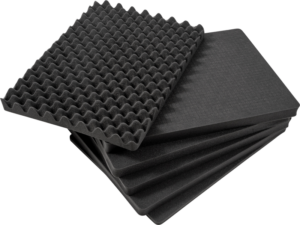 800q-01_112317 Pino BW OUTDOOR CASES PRE-CUT FOAM /SI FOR TYPE 6500, jossa päällimmäisessä arkissa on munakennorakenne ja loput tasaisia ja sileitä, esillä tavallista taustaa vasten.