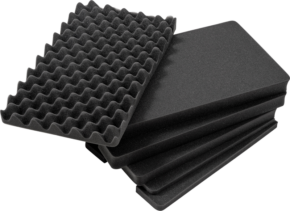 800q-01_112318 Neljä kappaletta BW OUTDOOR CASES PRE-CUT FOAM /SI FOR TYPE 6600 on pinottu päällekkäin siten, että ylin pala on munalaatikkokuvioitu ja muut ovat tasaisia.