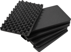 800q-01_112318 Neljä kappaletta BW OUTDOOR CASES PRE-CUT FOAM /SI FOR TYPE 6600 on pinottu päällekkäin siten, että ylin pala on munalaatikkokuvioitu ja muut ovat tasaisia.