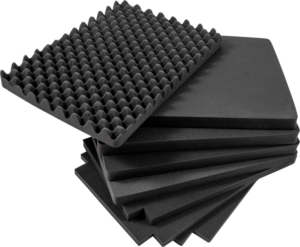 800q-01_112320 Pino BW OUTDOOR CASES PRE-CUT FOAM /SI FOR TYPE 6800 -levyjä, joissa ylimmässä levyssä on munakennokuvio ja muut levyt ovat tasaisia, hieman levittäytyneinä.