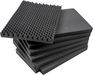 800q-01_112321 Pino BW OUTDOOR CASES PRE-CUT FOAM /SI FOR TYPE 7800 -levyjä, joista yksi on kallistettu niin, että sen kuvioitu pinta on näkyvissä, ja jotka on suunniteltu äänieristykseen ja melunvaimennukseen.
