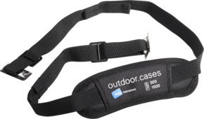 800q-01_112333 BW Outdoor Cases Shoulder Strap for Type 500/1000 on musta säädettävä hihna, jossa on pehmuste, jossa on B&W Internationalin logo ja outdoor.cases-brändäys, joka on suunniteltu 500- ja 1000-sarjan koteloihin.