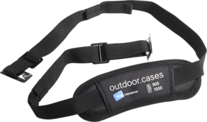 800q-01_112333 BW Outdoor Cases Shoulder Strap for Type 500/1000 on musta säädettävä hihna, jossa on pehmuste, jossa on B&W Internationalin logo ja outdoor.cases-brändäys, joka on suunniteltu 500- ja 1000-sarjan koteloihin.