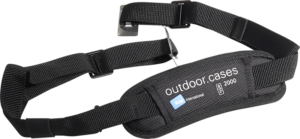 BW Outdoor Cases Shoulder Strap for Type 2000 on musta, säädettävä ja pehmustettu, merkillä "outdoor.cases", siinä on logot, mallinumero, muovisoljet ja metalliklipsi.