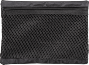 BW OUTDOOR CASES MESHBAG /MB FOR TYPE 3000 on musta verkkopussi, jossa on yhtenäinen kangasreunus ja vetoketju ylhäällä.