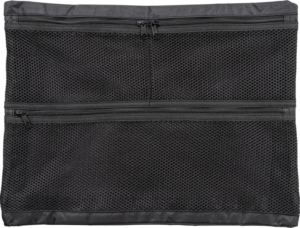 BW OUTDOOR CASES MESHBAG /MB FOR TYPE 6000 on suorakulmainen musta verkkopussi, jossa on kaksi vetoketjullista lokeroa - yksi yläosassa ja yksi keskellä - ja joka on suunniteltu järjestämään tavarat ja sallimaan sisällön osittainen näkyvyys.