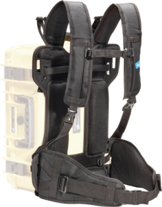 800q-01_112361 BW Outdoor Cases Backpack System (BPS/5000) kiinnittää mustat pehmustetut, säädettävät valjaat tyypin 5000-6600 koteloon ja lisää olka-, rinta- ja vyötäröhihnat, jotta voit kuljettaa beigeä kovaa koteloa kuin reppua.