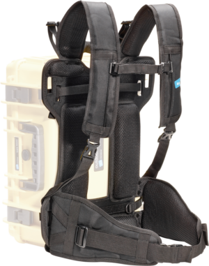 800q-01_112361 BW Outdoor Cases Backpack System (BPS/5000) kiinnittää mustat pehmustetut, säädettävät valjaat tyypin 5000-6600 koteloon ja lisää olka-, rinta- ja vyötäröhihnat, jotta voit kuljettaa beigeä kovaa koteloa kuin reppua.
