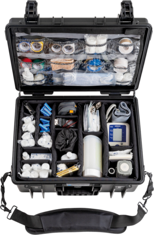 Mustassa BW Outdoor Cases Type 6000 for Medical Emergency Kitissä on järjestetyt lokerot sidetarvikkeille, ruiskuille, käsineille, Omron-verenpainemittarille, lääkepulloille ja muille välttämättömille hätätarvikkeille.