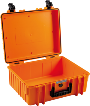 800q-01_116998 BW OUTDOOR CASES TYPE 6000 / ORANGE (EMPTY) on kirkkaan oranssi kovakuorinen kotelo, jossa on musta kahva ja mustat lukot, kuvassa avattuna ja tyhjänä kansi nostettuna.