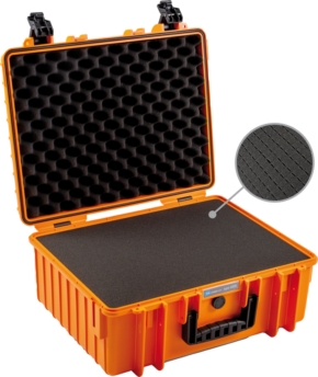 BW OUTDOOR CASES TYPE 6000 / ORANGE (PRE-CUT FOAM) on avoin oranssi kovakuorinen kotelo, jossa on musta vaahtomuovi kannessa ja valmiiksi leikattu irrotettava vaahtomuovi pohjassa.