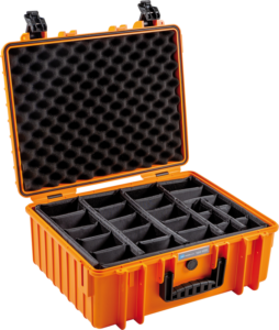 BW OUTDOOR CASES TYPE 6000 / ORANGE (DIVIDER SYSTEM) on kirkkaan oranssi kova muovikotelo, jossa on vaahtomuovipehmustettu kansi ja mukautettavat mustat väliseinät, jotka ovat ihanteellisia pienten esineiden tai varusteiden turvalliseen säilytykseen ja kuljetukseen.