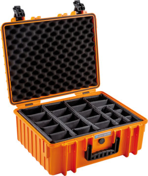 800q-01_117000 BW OUTDOOR CASES TYPE 6000 / ORANGE (DIVIDER SYSTEM) on kirkkaan oranssi kova muovikotelo, jossa on vaahtomuovipehmustettu kansi ja mukautettavat mustat väliseinät, jotka ovat ihanteellisia pienten esineiden tai varusteiden turvalliseen säilytykseen ja kuljetukseen.