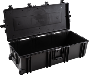 BW OUTDOOR CASES TYPE 7300 / BLACK (EMPTY) on suuri, kovakuorinen säilytyslaukku, jossa on avoin kansi, vahvistetut reunat, sivukahvat ja pyörät - ihanteellinen varusteiden tai työkalujen turvalliseen kuljettamiseen.