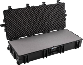 BW Outdoor Cases Type 7200 Black (Foam Insert) on suuri, kovakuorinen kotelo aseille, kivääreille tai kitaroille, jossa on avoin kansi, munakennomainen vaahtomuovinen yläosa, tasainen vaahtomuovinen pohja, salvat, pyörät ja tukeva kahva helppoa kuljetusta varten.