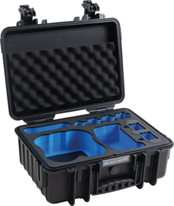Mustassa BW Outdoor Cases Type 4000 for DJI Avata -kotelossa on kova kuori, avoin kansi, mukautetut siniset ja mustat vaahtomuoviset insertit sekä munalaatikon vaahtomuovivuori sisäpuolella turvallisen varusteiden säilytyksen takaamiseksi.