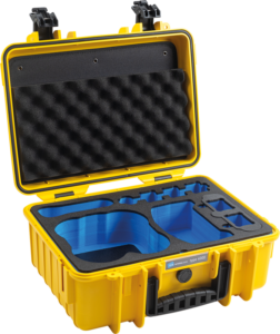BW Outdoor Cases Type 4000 for DJI Avata (keltainen) on kovamuovinen kantokotelo, jossa on mustat ja siniset räätälöidyt vaahtomuovilokerot, salvat kannessa, ja se on suunniteltu säilyttämään laitteesi turvallisesti.