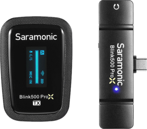 800q-01_122431 Saramonic Blink 500 ProX B5 (2,4 GHz:n langaton w/USB-C) sisältää lähettimen, jossa on akun ja yhteyden tilan näyttö, sekä kompaktin vastaanottimen, jossa on USB-C-liitin ja sininen merkkivalo.