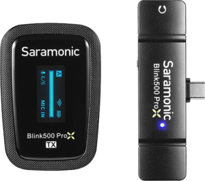 800q-01_122431 Saramonic Blink 500 ProX B5 (2,4 GHz:n langaton w/USB-C) sisältää lähettimen, jossa on akun ja yhteyden tilan näyttö, sekä kompaktin vastaanottimen, jossa on USB-C-liitin ja sininen merkkivalo.