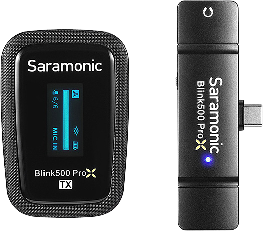 800q-01_122431 Saramonic Blink 500 ProX B5 (2,4 GHz:n langaton w/USB-C) sisältää lähettimen, jossa on akun ja yhteyden tilan näyttö, sekä kompaktin vastaanottimen, jossa on USB-C-liitin ja sininen merkkivalo.