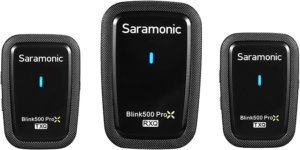 Kuvassa on kolme Saramonic Blink 500 ProX Q20 -yksikköä (2,4 GHz langaton w/3,5 mm): yksi vastaanotin (RXQ) keskellä ja kaksi lähetintä (TXQ) kummallakin puolella, joissa jokaisessa on musta kotelo ja sininen merkkivalo.
