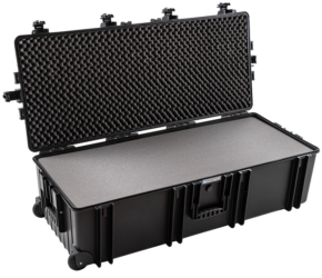 800q-01_123595 BW OUTDOOR CASES TYPE 7300 / BLACK (FOAM INSERT) on suuri, tukeva kovakuorinen kotelo, jossa on vaahtomuovipehmuste, salvat, kahvat, pyörät ja avattava kansi, joka on suunniteltu turvalliseen ja suojattuun kuljetukseen.