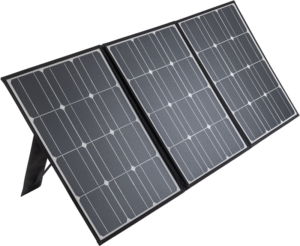 800q-01_123708 BW OUTDOOR CASES ENERGY.CASE - SOLAR PANEL 100W on kannettava, kolmesta paneelista koostuva aurinkolaturi, jossa on kokoontaitettava jalusta, joka on taivutettu auringonvaloa varten.