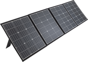800q-01_123709 Neljä BW OUTDOOR CASES ENERGY.CASE - SOLAR PANEL 200W -yksikköä on sijoitettu riviin jalustalle, joka on suunnattu auringonvalon keräämiseen valkoista taustaa vasten.