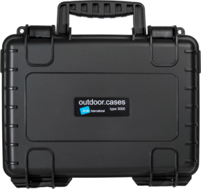 800q-01_123721 Mustassa kovakuorisessa BW Outdoor Cases Type 3000 -kotelossa, jossa on räätälöity vaahtomuovi Samyang V-AF T1.9 Sony FE:lle ja jossa on kahva, vahvistetut kulmat ja turvalliset salvat, on etupuolella merkintä suojaa ja siirrettävyyttä varten.