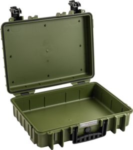 BW OUTDOOR CASES TYPE 5040 / BRONZE GREEN (EMPTY) on avoin, kova muovinen suojakotelo oliivinvihreässä värissä, jossa on mustat salvat ja kahva, ja joka näkyy valkoisella pohjalla.