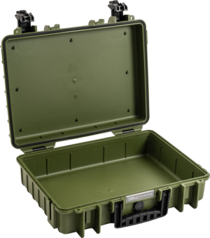 BW OUTDOOR CASES TYPE 5040 / BRONZE GREEN (EMPTY) on avoin, kova muovinen suojakotelo oliivinvihreässä värissä, jossa on mustat salvat ja kahva, ja joka näkyy valkoisella pohjalla.