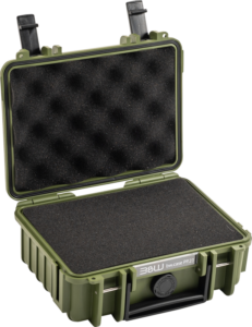 800q-01_126538 Avoin BW OUTDOOR CASES TYYPPI 500 pronssinvihreä, kovasta muovista valmistettu BW OUTDOOR CASES TYYPPI 500, jonka sisällä on valmiiksi leikattu musta vaahtomuovi, jossa on kaksi kannen salpaa ja jonka etupuolella on merkintä "bw.case PP23".