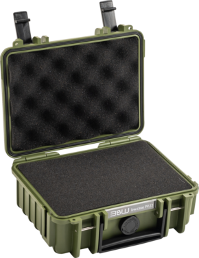 800q-01_126538 Avoin BW OUTDOOR CASES TYYPPI 500 pronssinvihreä, kovasta muovista valmistettu BW OUTDOOR CASES TYYPPI 500, jonka sisällä on valmiiksi leikattu musta vaahtomuovi, jossa on kaksi kannen salpaa ja jonka etupuolella on merkintä "bw.case PP23".