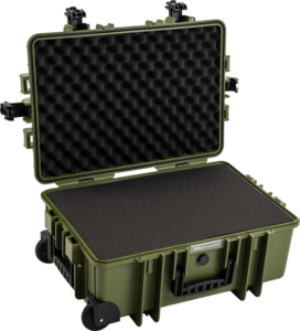 BW Outdoor Cases Type 6700 pronssinvihreässä BW Outdoor Cases Type 6700:ssa on kova kuori, valmiiksi leikattu vaahtomuovinen sisustus, mustat salvat ja pyörät, ja se näkyy avattuna ja tyhjänä vaaleaa taustaa vasten.
