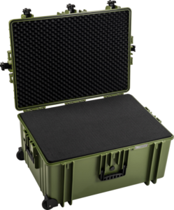 BW Outdoor Cases Type 7800 pronssinvihreässä värissä on pyörät, sivukahvat, mustat kannen salvat, ja se avautuu paljastaen pohjan valmiiksi leikatun vaahtomuovin ja kannen munalaatikkovaahtomuovin suojaavaa säilytystä varten.