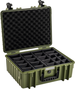 BW Outdoor Cases Type 6000 / Bronze green (divider system) on avoin, kovamuovinen säilytyslaukku, jossa on musta vaahtomuovinen kannen pehmuste ja useita säädettäviä lokeroita varusteiden suojaamiseen ja järjestämiseen.