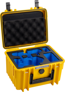 800q-01_126683 BW Outdoor Cases Type 2000 for DJI Mini 4 Pro, keltainen, on kova muovinen suojakotelo, jossa on avoin kansi, musta munakennomainen vaahtomuovi kannen sisällä ja mukautetut siniset/mustat vaahtomuoviset insertit pohjassa turvallista laitteiden säilytystä varten.