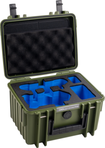 800q-01_126684 BW Outdoor Cases Type 2000 for DJI Mini 4 Pro -laitteeseen pronssinvihreässä pronssinvihreässä BW Outdoor Cases Type 2000 for DJI Mini 4 Pro -laitteessa on mustat salvat, räätälöidyt siniset vaahtomuovilokerot ja musta pehmustettu kannen vuori arkojen laitteiden turvallista säilytystä ja kuljetusta varten.