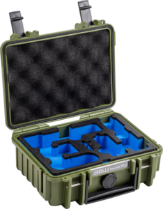 Kestävässä pronssinvihreässä BW Outdoor Case Type 500 -laukussa DJI Osmo Pocket 3 Creator Combo -laitteelle on musta munakennovaahto kannessa, siniset mittatilaustyönä leikatut insertit pohjassa, tukevat salvat, ja se on avoin turvallista laitteiden säilytystä ja kuljetusta varten.