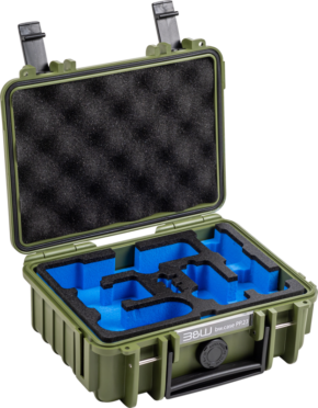 800q-01_127064 Kestävässä pronssinvihreässä BW Outdoor Case Type 500 -laukussa DJI Osmo Pocket 3 Creator Combo -laitteelle on musta munakennovaahto kannessa, siniset mittatilaustyönä leikatut insertit pohjassa, tukevat salvat, ja se on avoin turvallista laitteiden säilytystä ja kuljetusta varten.