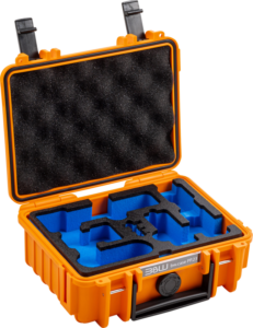 800q-01_127065 BW Outdoor Case Type 500 for DJI Osmo Pocket 3 Creator Combo on avoin oranssi kova kotelo, jossa on mustat ja siniset mukautetut vaahtomuoviset insertit ja mustat vaahtomuovipehmusteet kannessa, jotka on suunniteltu pitämään ja suojaamaan laitteesi turvallisesti.