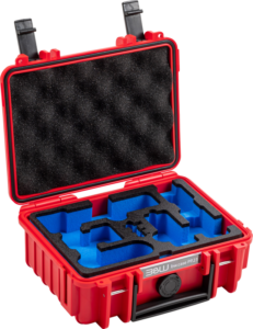 Punaisessa BW Outdoor Case Type 500 for DJI Osmo Pocket 3 Creator Combo -laukussa on kova kuori, mittatilaustyönä leikatut siniset ja mustat vaahtomuoviset insertit varusteiden turvallista säilytystä varten ja munakennomuovinen vaahtomuovipehmuste kannessa lisäsuojaa varten.