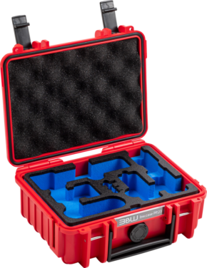 800q-01_127066 Punaisessa BW Outdoor Case Type 500 for DJI Osmo Pocket 3 Creator Combo -laukussa on kova kuori, mittatilaustyönä leikatut siniset ja mustat vaahtomuoviset insertit varusteiden turvallista säilytystä varten ja munakennomuovinen vaahtomuovipehmuste kannessa lisäsuojaa varten.