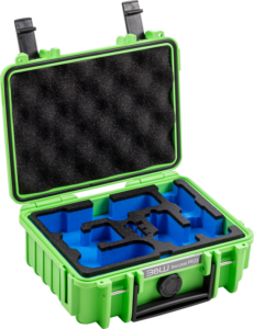 800q-01_127067 Vihreässä BW Outdoor Case Type 500 for DJI Osmo Pocket 3 Creator Combo -kotelossa on kova kuori, musta munakennovaahto kannessa ja mukautetut siniset vaahtomuovilokerot sisällä. Kotelo on avattu ja tyhjä, valmiina pitämään laitteesi turvallisesti.